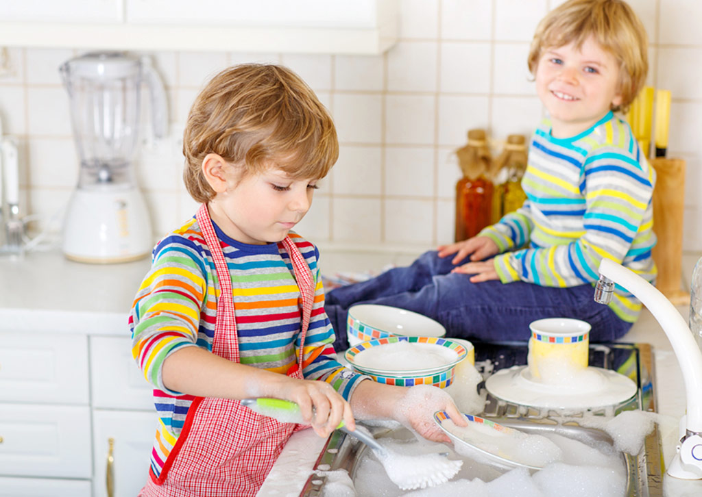 дети моют посуду